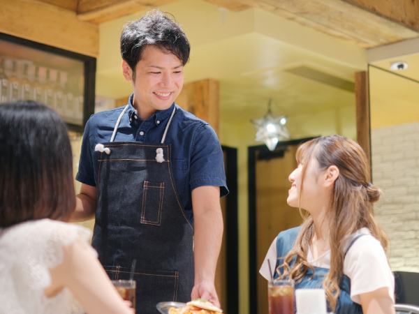 レストランで接客