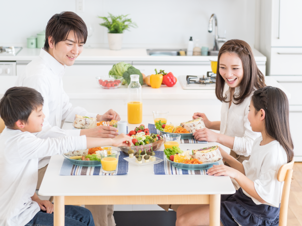 家族で食卓を囲む